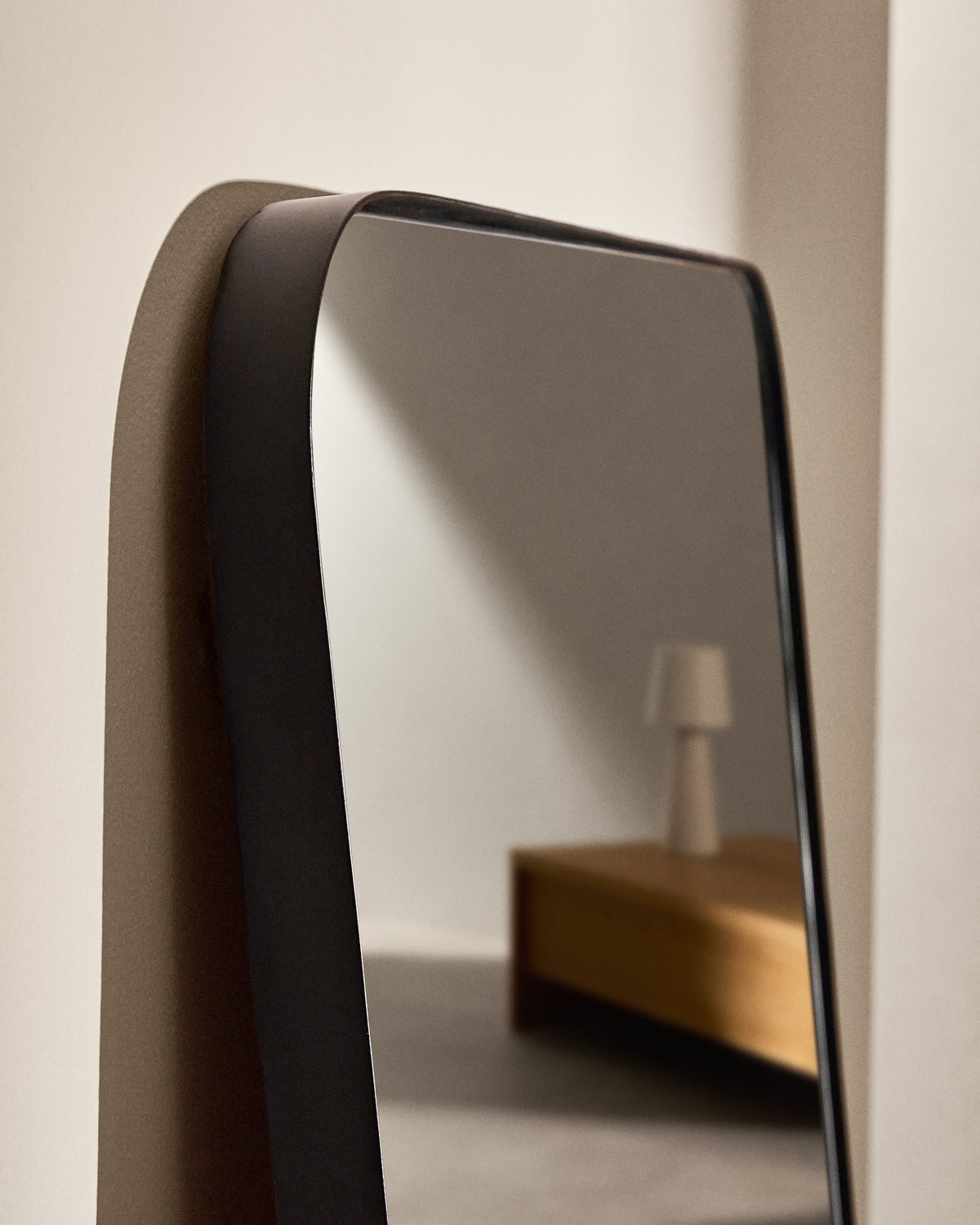 Tebel Miroir Asymétrique en Métal Noir